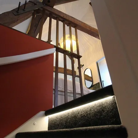 At Gouwzee Apartment