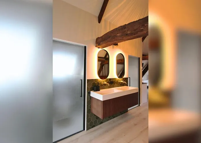 At Gouwzee Apartment